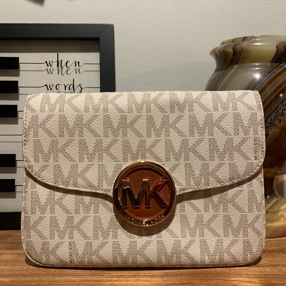 Crossbody Michael Kors purse